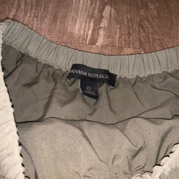 Like New Banana Republic Olive Green Pleated Skirt - Picture 2 of 3